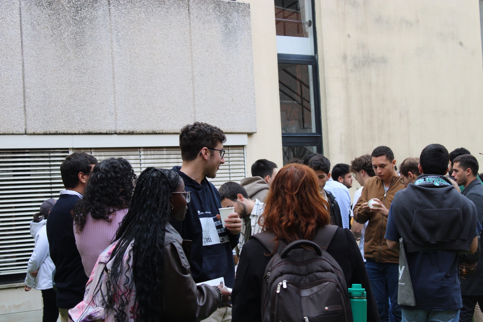 Participants networking during a coffee break at DETI4DEVS