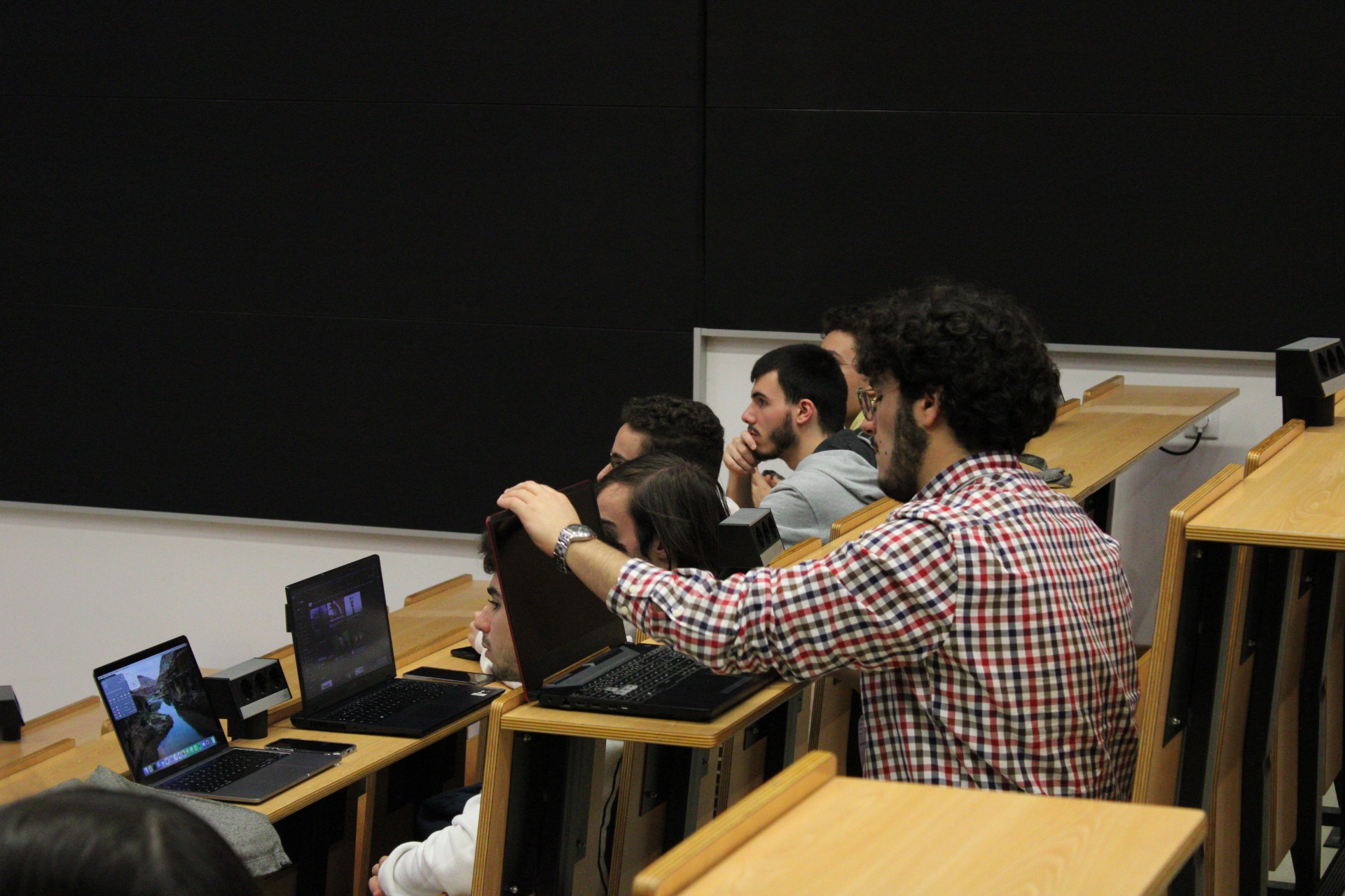 Students participating in a hands-on workshop at DETI4DEVS